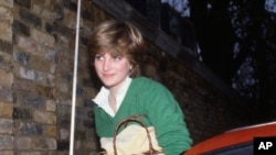 ARCHIVO – Lady Diana Spencer sale de su auto junto a su apartamento en el distrito de Earls Court de londres en noviembre de 1980. La muerte de Diana sorprendió al mundo, y cambió a la familia real. La mujer que pasó de ser una tímida adolescente y maestra de jardín de infantes a una glamurosa celebridad que reconfortaba a pacientes con sida y hacía campaña para remover minas terrestres había muerto a los 36 años. (Foto AP, archivo)