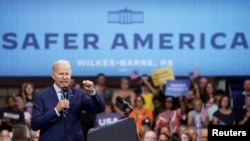 El presidente de EEUU, Joe Biden, ofrece declaraciones sobre los delitos con armas de fuego y su "Plan América más segura" durante un evento en Wilkes Barre, Pensilvania, el 30 de agosto de 2022.