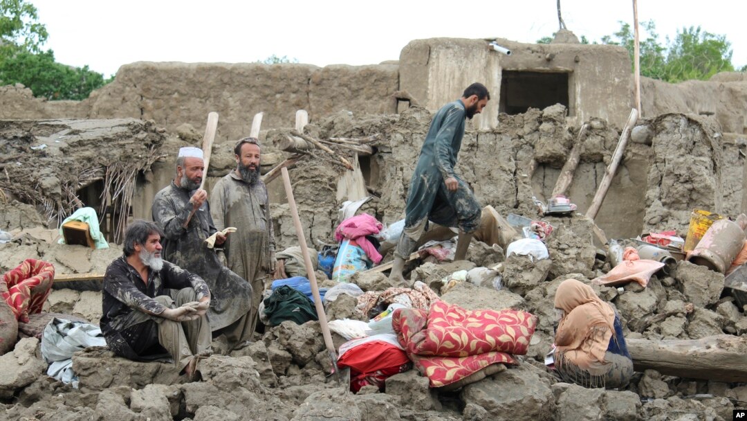 Abantu bariko baregeranya utwabo mu mazu yabomowe n'imvura nyinshi muri Dstrikte ya Khushi, mu ntara ya Logar mu bumanuko bwa Kabul, muri Afuganistani, kw'itariki ya 21/08/2022