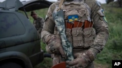 FILE - A volunteer soldier at training outside Kyiv, Ukraine, Aug. 27, 2022. The Dutch defense ministry said Monday one of its soldiers died after being shot in the U.S. city of Indianapolis, Indiana. 