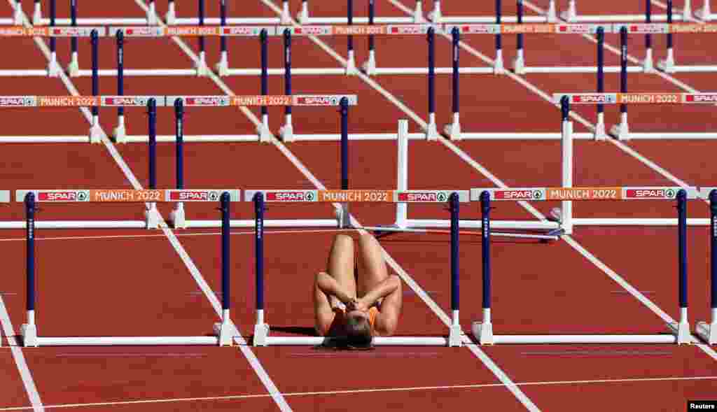 Netherlands&#39; Emma Oosterwegel reacts after falling and not finishing her heat in the women&#39;s heptathlon 100m hurdles, at the 2022 European Championships, in Munich, Germany. (REUTERS/Lukas Barth)