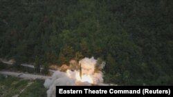 中国军队东部战区发布照片显示，中国火箭军针对台湾东部海域进行常规导弹实弹发射演习。（2022年8月5日）