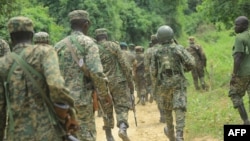 Des troupes ougandaises sur une route de Beni en RDC, le 8 décembre 2021. AFP / Sébastien Kitsa Musayi