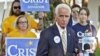 El representante de EEUU Charlie Crist, demócrata por Florida, habla con los medios de comunicación antes de votar el martes 23 de agosto de 2022 en St. Petersburg, Florida. (Foto AP/Chris O'Meara)