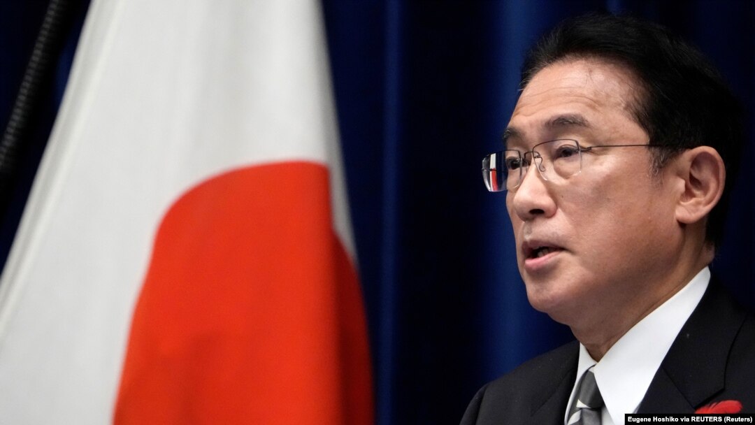 Perdana Menteri Jepang Fumio Kishida berbicara dalam konferensi pers di kediaman resmi perdana menteri di Tokyo, Jepang, 14 Oktober 2021. (Foto: Eugene Hoshiko via REUTERS)