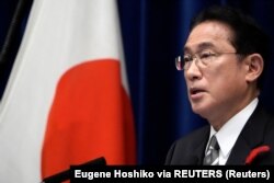 PM Jepang Fumio Kishida dalam konferensi pers di kediaman resmi perdana menteri di Tokyo, Jepang, 14 Oktober 2021. (Foto: Eugene Hoshiko via REUTERS)