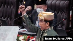 Presiden Joko Widodo memberi isyarat selama pidato tahunannya di parlemen di Jakarta pada 16 Agustus 2022, pada malam perayaan Hari Kemerdekaan. (Foto: AFP/Tatan Syuflana)