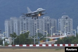 一架F-16V戰機在台灣花蓮空軍基地降落。（2022年8月17日）