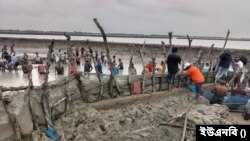 কয়রায় স্বেচ্ছাশ্রমে বাঁধ নির্মাণ করছেন স্থানীয় বাসিন্দারা
