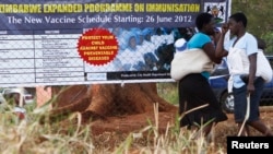 Sebuah papan pengumuman yang berisi anjuran bagi para warga untuk mengikuti vaksinasi polio dan campak terpasang di sebuah klinik di Harare, Zimbabwe, pada 21 Juni 2012. (Foto: Reuters/Philimon Bulawayo) 