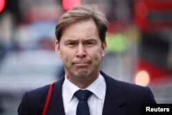 El legislador conservador británico Tobias Ellwood es visto caminando fuera del Parlamento en Londres, Gran Bretaña, el 2 de febrero de 2022. REUTERS/Henry Nicholls