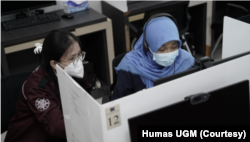 Seorang relawan membantu difabel calon mahasiswa UGM dalam ujian berbasis komputer pada proses penerimaan mahasiswa tahun 2022. (Foto: Humas UGM)