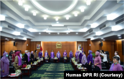 Ketua DPR RI Puan Maharani melantik Pengurus Kaukus Perempuan Parlemen Indonesia (KPP – RI) Periode 2020-2024 di Jakarta, Kamis (23/7/2020). (Foto: Humas DPR)