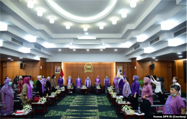 Ketua DPR RI Puan Maharani melantik Pengurus Kaukus Perempuan Parlemen Indonesia (KPP – RI) Periode 2020-2024 di Jakarta, Kamis (23/7/2020). (Foto: Humas DPR)