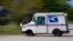 Un camión de correo se mueve por una calle el martes, 18 de agosto de 2020, en Fox Point, Wisconsin.