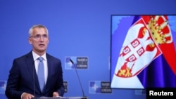 Le secrétaire général de l'OTAN, Jens Stoltenberg, en conférence de presse conjointe avec le président serbe Aleksandar Vucic au siège de l'Alliance à Bruxelles, Belgique, le 17 août 2022. REUTERS/Johanna Geron