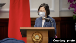 台湾总统蔡英文2022年8月23日向到访的前美国高级官员们发言（台湾总统府照片）