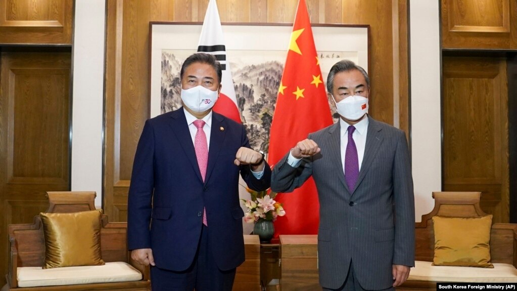  中国外长王毅在山东青岛会见到访的韩国外交部长官朴振。（2022年8月9日）(photo:VOA)