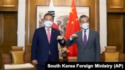 中國外長王毅在山東青島會見到訪的南韓外交部長官朴振。 （2022年8月9日）