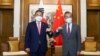 박진(왼쪽) 한국 외교부 장관과 왕이 중국 외교담당 국무위원 겸 외교부장이 9일 칭다오에서 만나 기념촬영하고 있다.