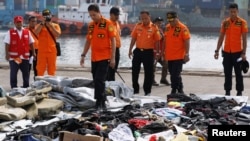 Ketua Operasi SAR Lion Air JT610, Muhammad Syaugi, memeriksa barang-barang yang diduga dari lokasi kecelakaan pesawat tersebut, di Tanjung Priok, Jakarta, 30 Oktober 2018.