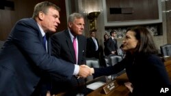 El presidente de la Comisión de Inteligencia del Senado de EE.UU., Mark Warner, (izquierda) y el presidente de la comisión Richard Burr, (centro) saludan a Sheryl Sandberg, directora de operaciones de Facebook el miércoles, 5 de septiembre de 2018.