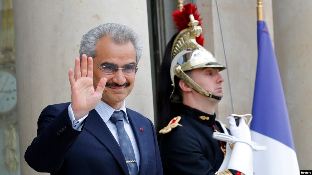 Pangeran Saudi Al-Waleed bin Talal saat berada di istana Elysee di Paris, Perancis, 8 September 2016. (Foto: dok).