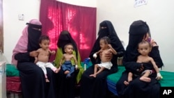 Mujeres sostienen a sus hijos desnutridos en el Hospital Rural Hays en Hodeida, Yemen, el 11 de octubre de 2022. Durante años, el hambre ha sido una amenaza cotidiana para los niños de Yemen, la guerra se ha recrudecido en el país.