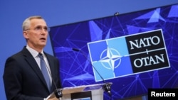 El secretario general de la OTAN, Jens Stoltenberg, habla durante una conferencia de prensa luego de una cumbre virtual de líderes de la OTAN, luego de que Rusia lanzara una operación militar masiva contra Ucrania, en Bruselas, Bélgica, el 25 de febrero de 2022.