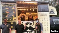 Food Truck Abey KHAO! saat dikunjungi oleh Zaigham M. Rizvi, pejabat Kementerian Sains & Teknologi Pakistan, 8 Mei 2021. (Twitter/@abeykhao)