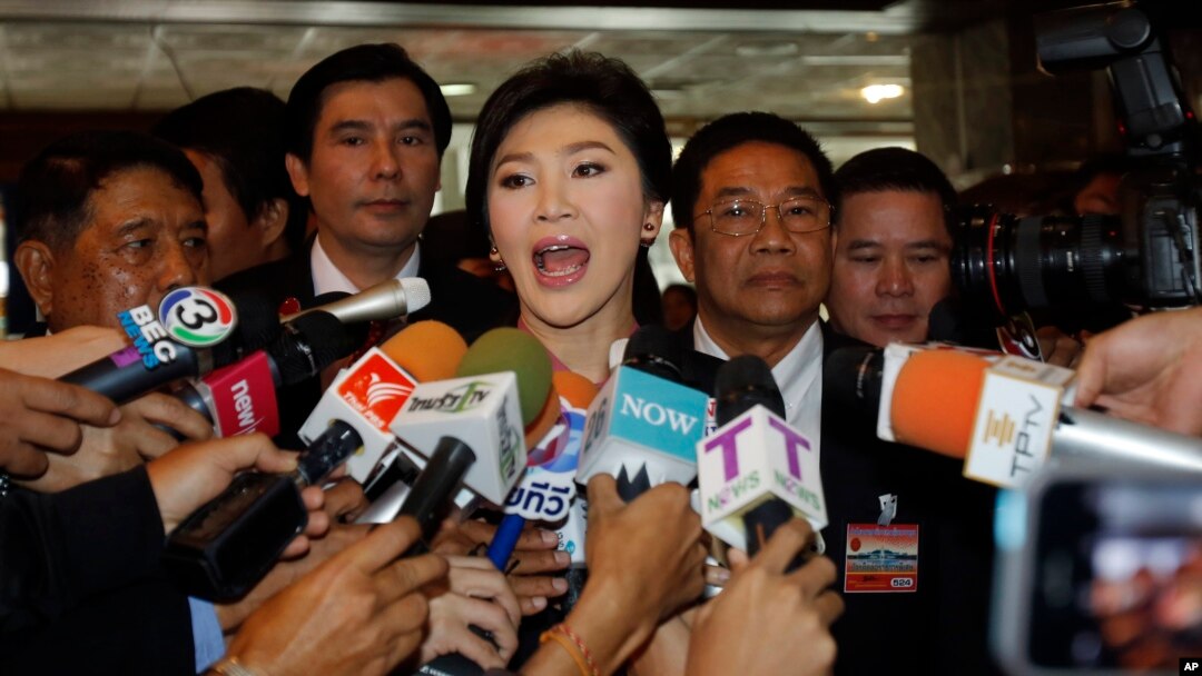Mantan Perdana Menteri Thailand, Yingluck Shinawatra, berbicara pada wartawan di Bangkok. (Foto: Dok)