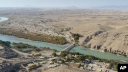 افغانستان کے صوبے ہلمند میں دریائے ہلمند کا ایک منظر جس کے پانی کا کچھ حصہ ایران کے صوبے سیستان بلوچستان میں بھی جاتا ہے۔ فائل فوٹو