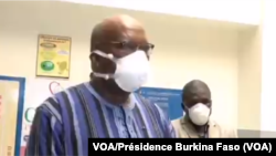 Président Jean Marc Kaboré ya Bukina Faso, na lopitalo CHU ya Tengandogo, Burkina Faso, 19 avril 2020. (VOA/Présidence Burkina Faso)