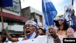 Una mujer grita durante una marcha de nicaragüenses exiliados en Costa Rica para protestar contra las elecciones presidenciales en Nicaragua, en San José, Costa Rica, el 7 de noviembre de 2021.