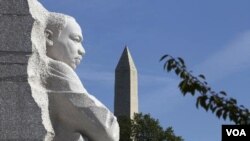 Monumen Peringatan Martin Luther King tampak bersebelahan dengan Monumen Nasional di Washington DC. Monumen ini dibuka bulan Oktober 2011 (Foto: dok).