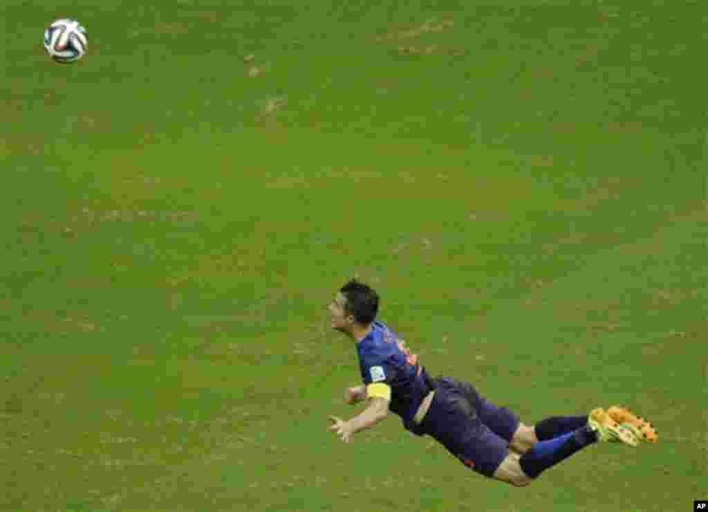 FILE - In this June 13, 2014 file photo, Netherlands' Robin van Persie heads the ball to score during the group B World Cup soccer match between Spain and the Netherlands at the Arena Ponte Nova in Salvador, Brazil. Robin van Persie’s diving header that f