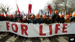 Učesnici Marša za život u pšetnji prema Vrhovnom sudu SAD (Foto: AP)