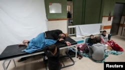 Heridos y desplazados llenan el hospital Shuhada Al-Aqsa, en el centro de la Franja de Gaza. Foto captada el 3 de enero de 2024.