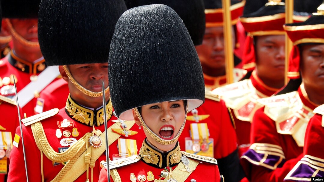 Foto Jenderal Sineenat Wongvajirapakdi saat mengikuti upacara Kremasi Kerajaan untuk mendiang Raja Bhumibol Adulyadej dekat Istana Grand Palace di Bangkok, Thailand, 26 Oktober 2017. (Foto: Reuters)