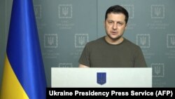 ប្រធានាធិបតី​អ៊ុយក្រែន លោក Volodymyr Zelenskyy ធ្វើ​សន្និសីទ​សារព័ត៌មាន​មួយ​នៅ​​ក្នុង​ទីក្រុង​កៀវ ប្រទេស​អ៊ុយក្រែន ថ្ងៃទី២៦ ខែកុម្ភៈ ឆ្នាំ២០២២។ (AFP)