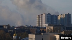 Khói bốc lên sau cuộc pháo kích ở Kyiv, Ukraine, vào ngày 26/2/2022.
