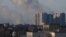 Khói bốc lên sau cuộc pháo kích ở Kyiv, Ukraine, vào ngày 26/2/2022.