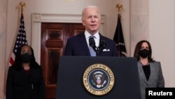 조 바이든(가운데) 미국 대통령이 25일 백악관에서 연설하고 있다. (자료사진)
