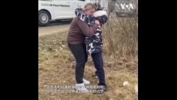  一位乌克兰妇女带着陌生人的孩子越过边界与母亲团聚 