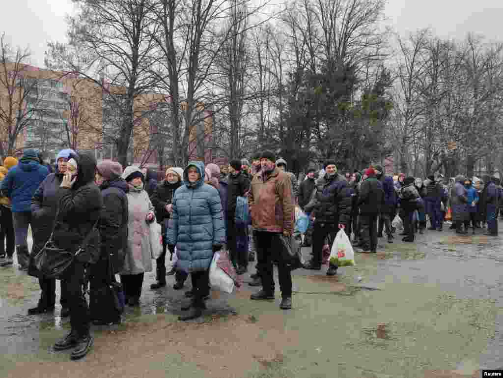 مردم در صف دریافت کمک&zwnj;های غذایی در خارکیف، ۲ مارس ۲۰۲۲