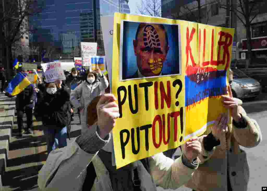 Manifestantes marchan durante una manifestación contra la invasión rusa de Ucrania, cerca de la embajada rusa en Seúl, Corea del Sur.