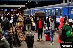 Pengungsi yang melarikan diri dari Ukraina, tiba di stasiun Nyugati, Budapest, Hongaria, 28 Februari 2022. (REUTERS/Marton Monus)