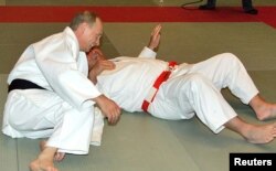 Presiden Rusia Vladimir Putin (kiri) dan pelatih judo Jepang Yasuhiro Yamashita. (Foto: Reuters)