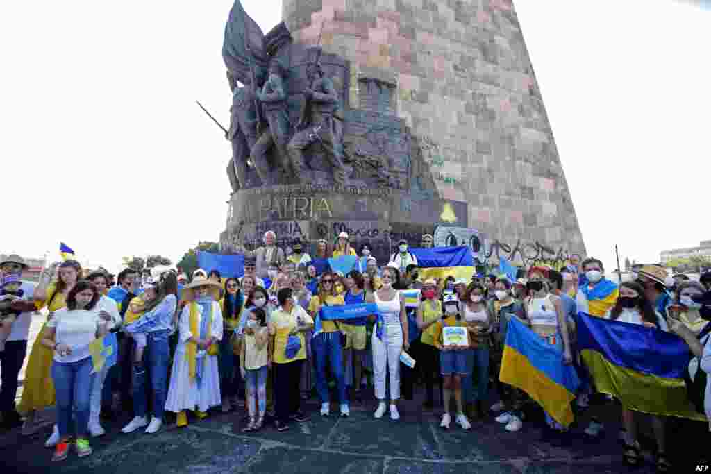 Miembros de la comunidad ucraniana participan en una manifestación contra la invasión rusa en Guadalajara, México.