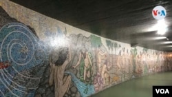 Vista del Mito de Amilavaca, mural del artista César Rengifo, ubicado en el centro de Caracas, durante un recorrido. Foto: VOA